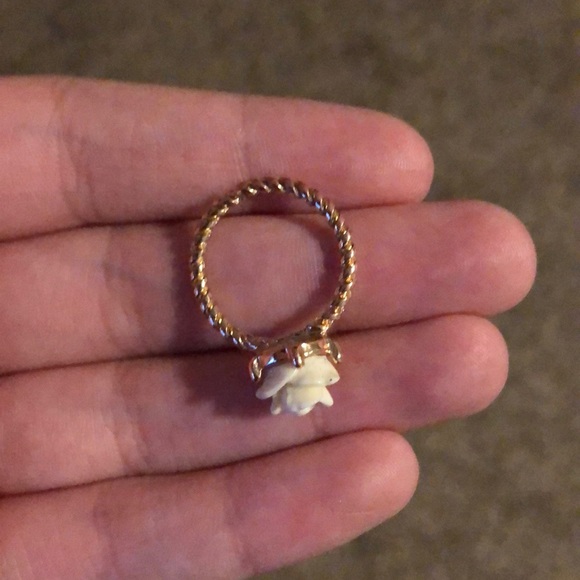 Gold ring with white rose - Picture 2 of 2